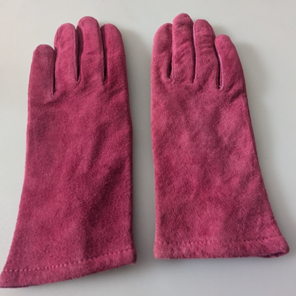 New, Women's Hot Pink Suede Lined Gloves. Size Medium Petite (Small)